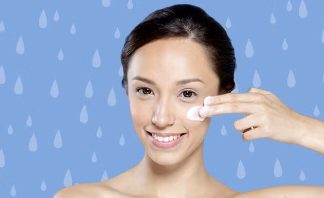 Theo thông tin từ Hiệp hội Ung thư da Quốc tế, những đám mây chỉ chặn được khoảng 20% tia UV - vì vậy vào một ngày nhiều mây, da của bạn vẫn phải tiếp xúc với 80% các tia UV và những hiệu ứng khắc nghiệt từ ánh nắng mặt trời. Vì vậy, bạn không nên bỏ qua bước bảo vệ da với kem chống nắng trong ngày mưa hay nhiều mây âm u.