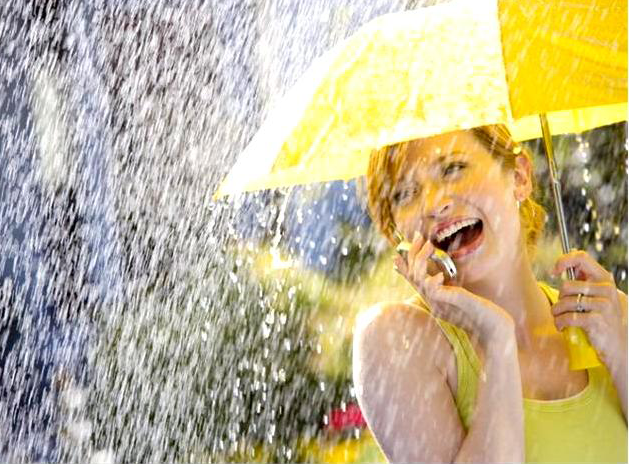 Dù vào những ngày mưa hay thậm chí là mùa đông lạnh, bạn cũng vẫn cần bảo vệ da với kem chống nắng. Đừng nghĩ rằng trời mưa hoặc thời tiết lạnh có nghĩa là bạn không thể bị cháy nắng. Đôi khi sẽ có một ngày kỳ quặc khi trời nắng và mưa cùng một lúc.