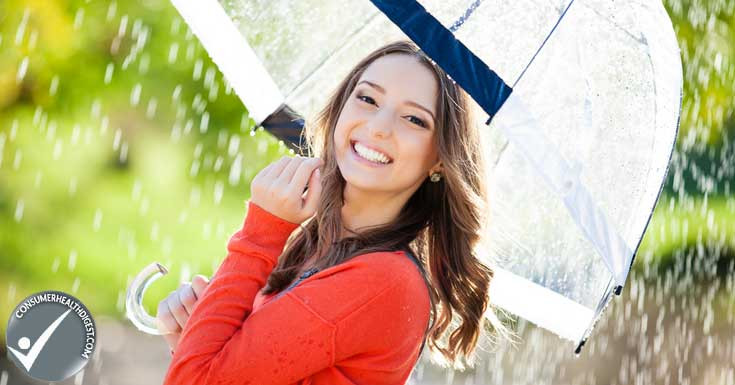 Jennifer Stein, bác sĩ da liễu của Đại học New York chia sẻ trên WebMD - trang web về y tế sức khỏe: “Quần áo và mũ thậm chí còn tốt hơn kem chống nắng. Vì vậy, ngay cả trong những ngày mưa, râm mát, bạn hãy chú ý đến trang phục chống nắng khi ra ngoài”.