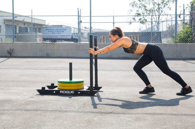 Cho dù bạn chọn một chiếc quần chip bản rộng, một chiếc quần bikini hoặc một quần thong (quần lót dây) đây chủ yếu là vấn đề sở thích cá nhân. Tuy nhiên, Jordan cho biết cô chỉ mặc quần thong khi tập luyện. Một chiếc quần thong phù hợp sẽ không vướng víu gì dù cô đi hay chạy, ngồi squat hay thực hiện các động tác cử động.