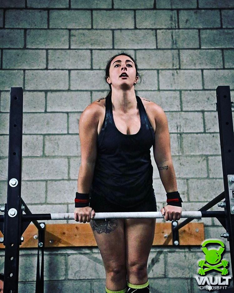 Khi bạn tập luyện với cường độ cao, thân nhiệt tăng, môi trường tập không có điều hòa không khí, chắc chắn mồ hôi ra rất nhiều. Việc mặc đồ lót trong bằng vải thoáng khí, thấm nước là điều bắt buộc. Những đồ lót bằng cotton chỉ phù hợp mặc hàng ngày, bởi chúng có thể siêu thấm nhưng rất lâu khô. Và việc quần áo lót quá ẩm ướt có thể dẫn đến sự chà xát trên da gây phát sinh quá mức vi khuẩn và nấm men – đây rõ ràng không phải kết quả bạn đang tìm kiếm từ phiên tập thể dục. Tốt nhất bạn hãy tìm kiếm đồ lót tập bằng các chất liệu vải như nylon, spandex hoặc Elastane - chúng sẽ loại bỏ độ ẩm, khô nhanh và thoáng khí.