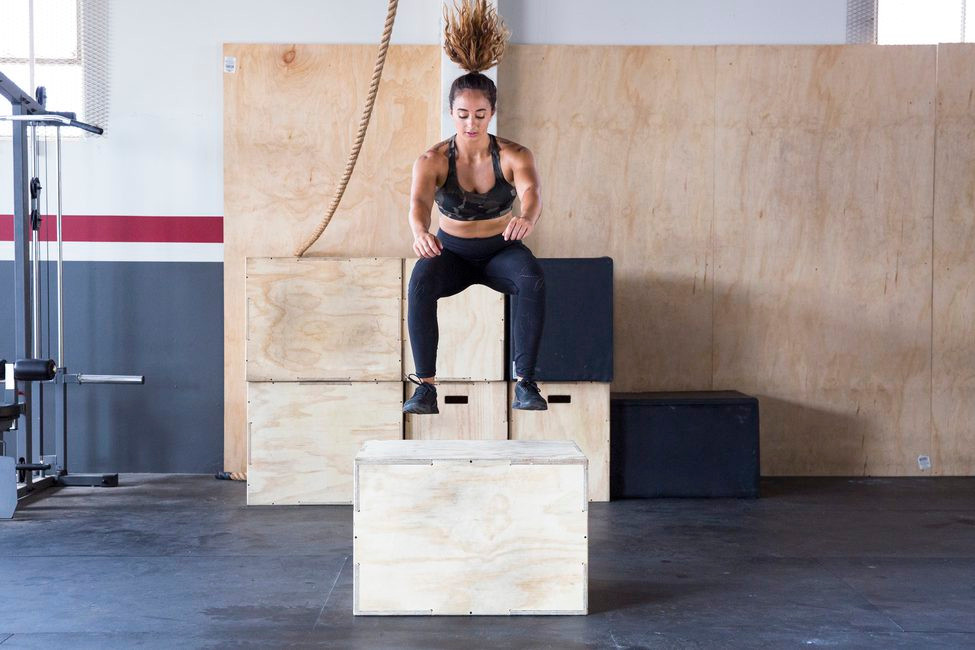 Đồ lót co giãn ôm vừa khít cơ thể sẽ phù hợp cho bất kỳ hình thức tập luyện nào. “Khi tập luyện, tôi di chuyển rất nhiều, và tôi muốn đồ lót của tôi cùng di chuyển với tôi, chứ không làm cản trở tôi," Jordan chia sẻ. Tất nhiên, vải cotton và satin về cơ bản sẽ không làm được điều đó.