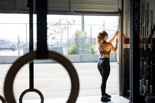 Cuối cùng, một vấn đề quan trọng nữa đối với Jordan là chiều cao dây thắt lưng của chiếc quần thong –theo cô ở tầm giữa lưng là lý tưởng nhất. Chắc chắn bạn không muốn chiếc quần chíp của mình co giãn vướng víu khi bạn đang thực hiện các động tác vận động mạnh.