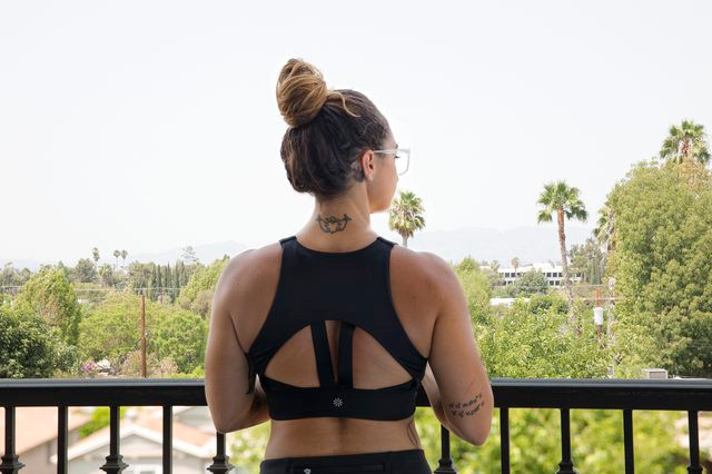 Tạp chí Livestrong đã thực hiện một cuộc thăm dò trên Instagram cho thấy 2/3 số phụ nữ tham gia khảo sát đều nghĩ rằng bất kỳ một cặp áo ngực cũ nào cũng có thể sử dụng để mặc đi tập. Đó là sai lầm. Những đồ lót thông thường này sẽ gây bất tiện cho bạn khi tập, thậm chí có thể dẫn đến nhiễm trùng nấm men.