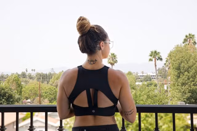 Tạp chí Livestrong đã thực hiện một cuộc thăm dò trên Instagram cho thấy 2/3 số phụ nữ tham gia khảo sát đều nghĩ rằng bất kỳ một cặp áo ngực cũ nào cũng có thể sử dụng để mặc đi tập. Đó là sai lầm. Những đồ lót thông thường này sẽ gây bất tiện cho bạn khi tập, thậm chí có thể dẫn đến nhiễm trùng nấm men.