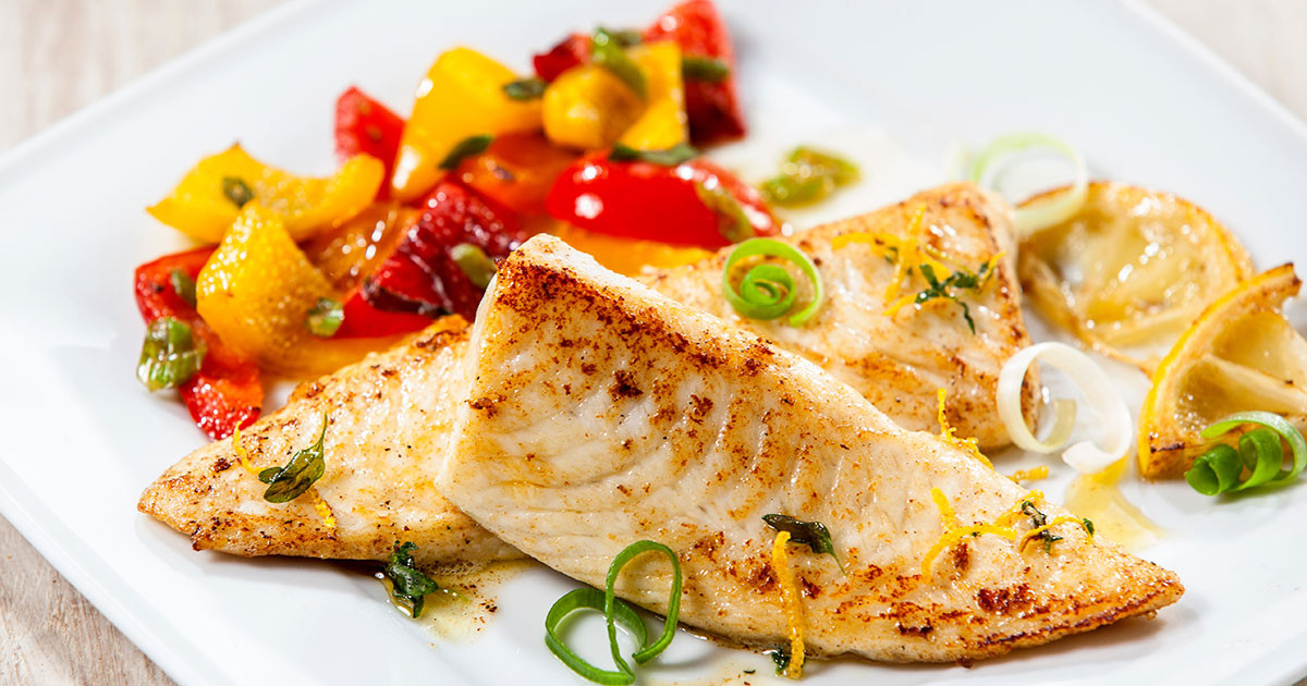  Tăng cá, giảm thịt để thêm 2,5 năm tuổi thọ Giảm thịt trong khẩu phần ăn đồng nghĩa với việc bạn có thể giảm thiểu nguy cơ mắc ung thư. Cá và các hải sản có chứa nhiều amino axit, được chứng minh có tác dụng làm giảm nguy cơ mắc chứng Alzheimer.