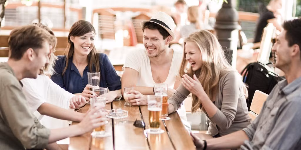  Thường xuyên gặp gỡ bạn bè giúp tăng 3,7 năm tuổi thọ Giao tiếp là yếu tố quan trọng giúp não bộ hoạt động hiệu quả. Hãy sử dụng thời gian một cách thông minh, cùng nhau tham gia lễ hội, đi du lịch, hoặc cùng học những điều mới mẻ.