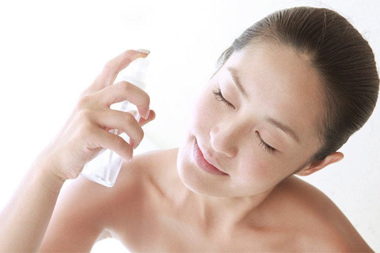 Sử dụng nước hoa hồng Đừng nghĩ rằng trong thời tiết ẩm ướt này làn da của bạn sẽ được cấp ẩm bởi không khí, bởi thực chất không khí là một nguồn lây nhiễm vi khuẩn, nấm và các yếu tố tiêu cực lên da. Hãy sử dụng nước hoa hồng sau bước làm sạch để cân bằng pH trên da, giúp da mịn màng, săn chắc; nước hoa hồng cũng có tác dụng giúp da kháng khuẩn tốt.