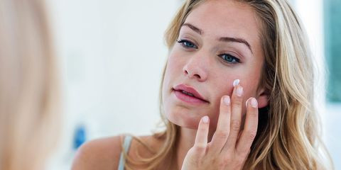 Chống nắng cho da Đừng nghĩ trời mưa mát là không cần chống nắng. Tia UV luôn hoạt động bất chấp thời tiết, và sẵn sàng tàn phá da bạn. Hãy luôn thoa kem chống nắng đầy đủ mỗi ngày. Mùa mưa nên chọn các sản phẩm chống nắng có khả năng chống nước cao, có chỉ số SPF tối thiểu là 30 và PA từ 3+ trở lên.