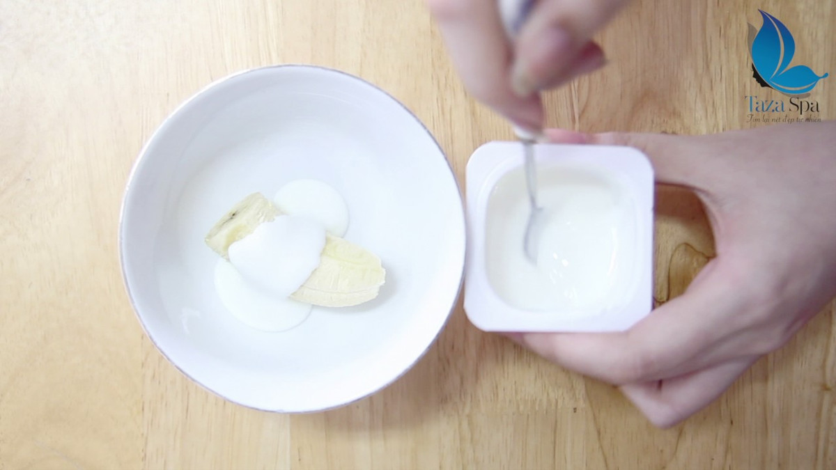 Bạn chỉ cần xay nhuyễn một quả chuối với một hộp sữa chua không đường, thoa lên mặt trong 20 phút rồi rửa mặt sạch với nước ấm. Ảnh ytimg.