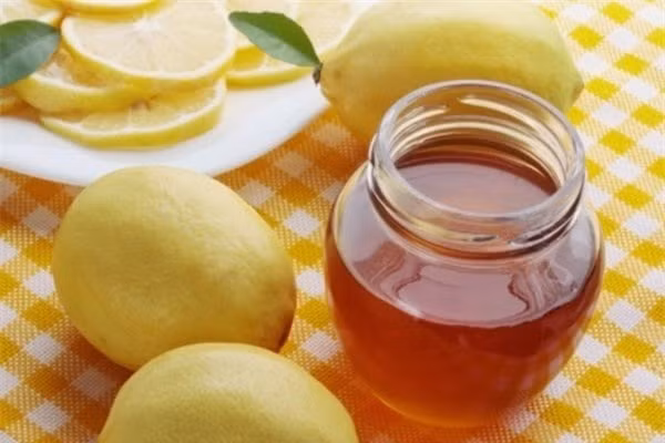 Ngoài ra, bạn có thể hấp chín một củ khoai tây rồi nghiền nát và trộn với mật ong, thoa lên mặt trong 15 phút rồi rửa sạch với nước. Ảnh matongphonghuong.