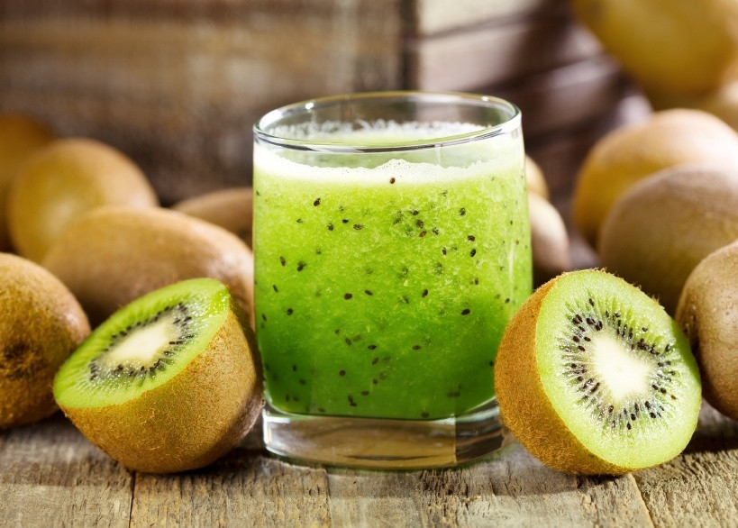 Trong khi đó, quả kiwi lại chứa hàm lượng cao vitamin C, kali, magie, vitamin E và chất xơ. Ảnh amthuc365.