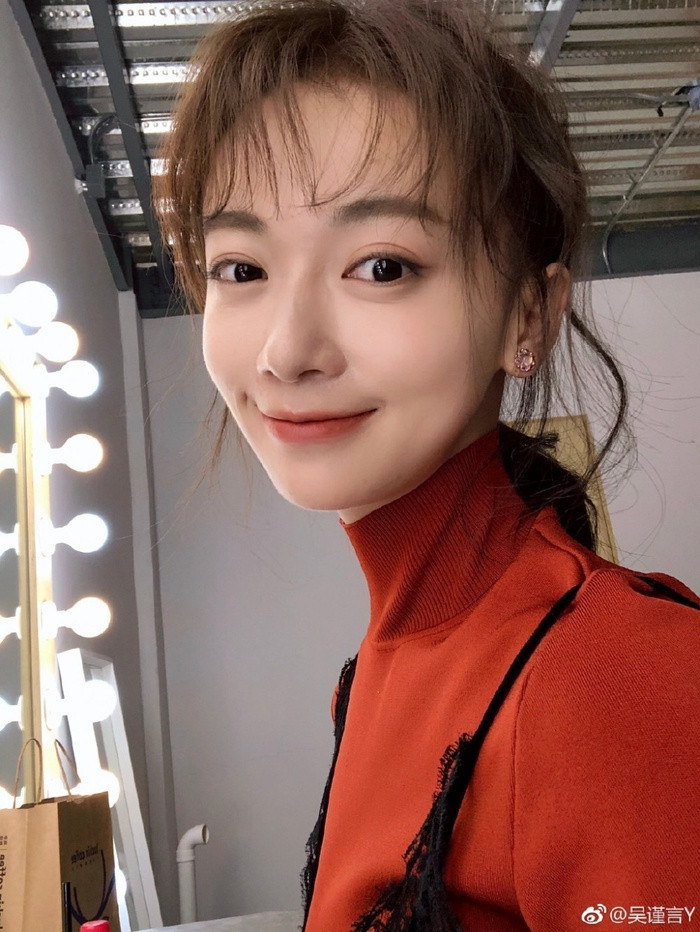 Ngô Cẩn Ngôn cho biết, các động tác kéo căng, ngồi xổm trong múa ballet có thể giúp cải thiện tuần hoàn cơ thể và giữ cho cơ thể luôn dẻo dai, săn chắc, duy trì vóc dáng lý tưởng. 