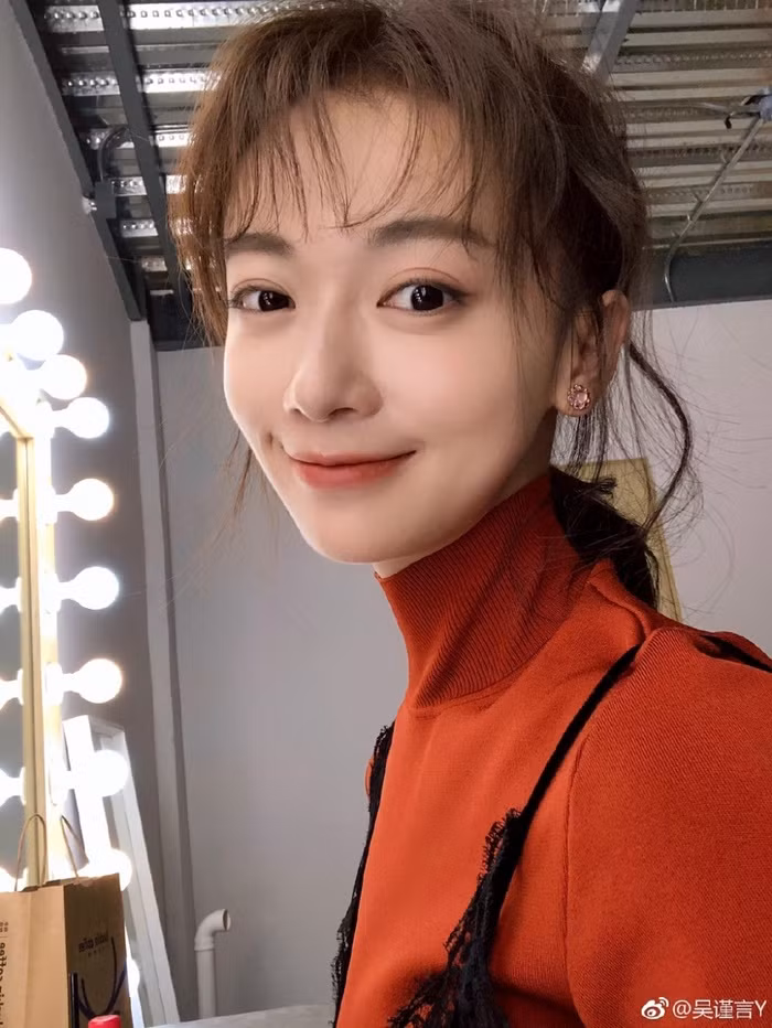 Ngô Cẩn Ngôn cho biết, các động tác kéo căng, ngồi xổm trong múa ballet có thể giúp cải thiện tuần hoàn cơ thể và giữ cho cơ thể luôn dẻo dai, săn chắc, duy trì vóc dáng lý tưởng. 