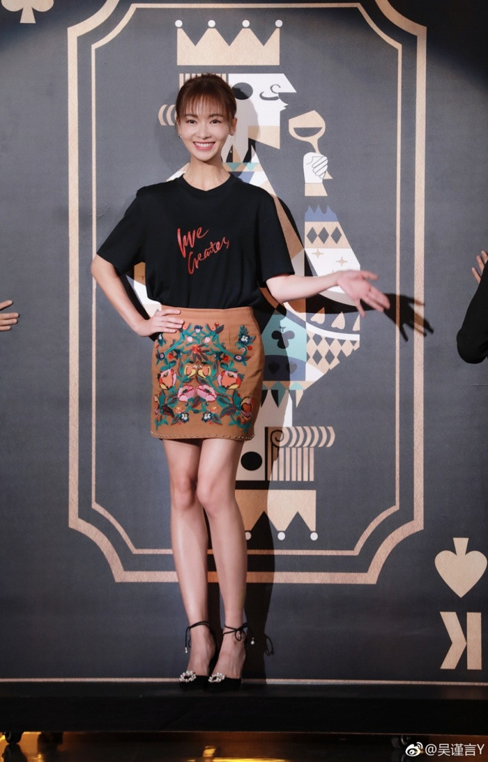 Ngô Cẩn Ngôn vốn sở hữu chiều cao 164cm, cô cần duy trì vóc dáng mảnh mai, thon gọn vì cô là một diễn viên múa. Nữ diễn viên sinh năm 1990 theo học ballet từ năm 10 tuổi, gia nhập đoàn ballet trung ương năm 17 tuổi.