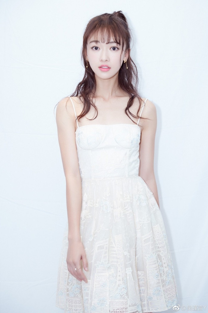 Sau chấn thương, cô giã từ đam mê vũ đạo, chuyển hướng theo học diễn xuất tại Học viện Điện ảnh Bắc Kinh.