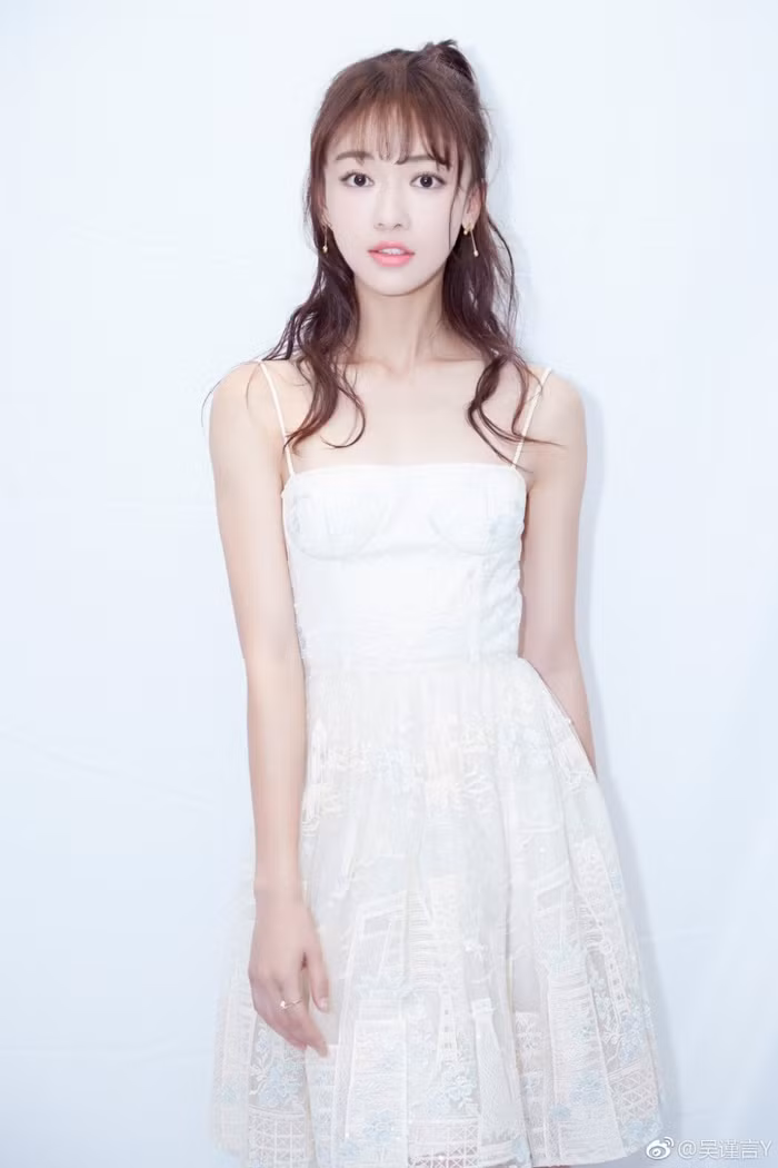 Sau chấn thương, cô giã từ đam mê vũ đạo, chuyển hướng theo học diễn xuất tại Học viện Điện ảnh Bắc Kinh.