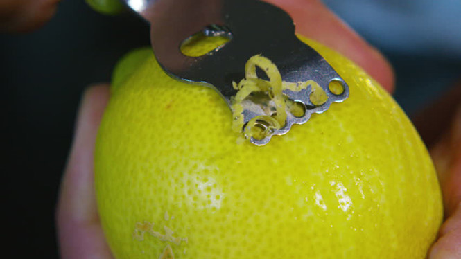 Theo nghiên cứu của các nhà khoa học Úc, trong vỏ chanh chứa hàng loạt các hợp chất chống oxy hóa cùng nhiều loại tinh dầu có khả năng “chiến đấu” với bệnh ung thư. Ảnh nhacmoi.