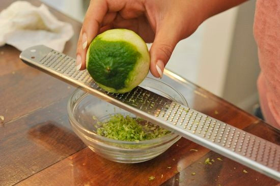 Chất bio-flavonoid có trong vỏ chanh còn có tác dụng giảm căng thẳng và giúp bạn lấy lại trạng thái cân bằng. Ảnh giadinhvietnam.