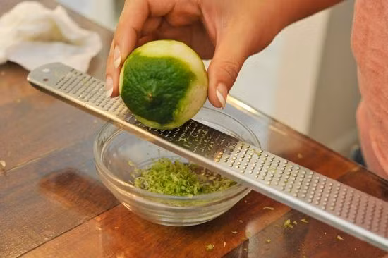 Chất bio-flavonoid có trong vỏ chanh còn có tác dụng giảm căng thẳng và giúp bạn lấy lại trạng thái cân bằng. Ảnh giadinhvietnam.