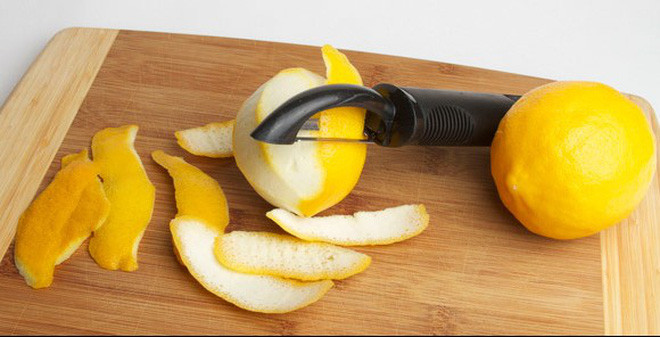 Với nhiều enzyme thiết yếu, vitamin và khoáng chất, vỏ chanh còn có được cho là có tác dụng ngăn ngừa các vấn đề về tim và mụn trứng cá. Ảnh meohayonline.