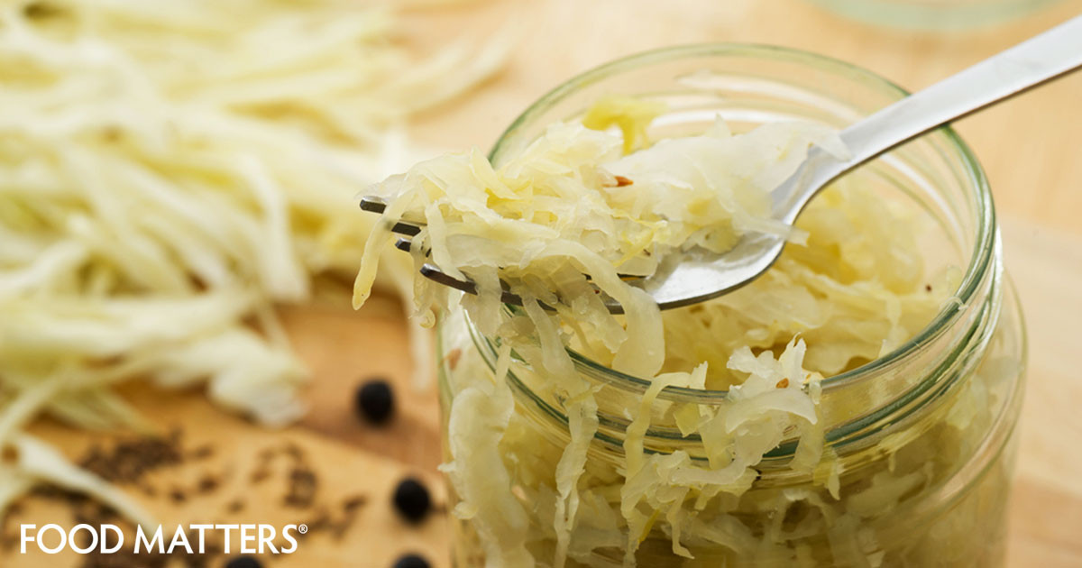 Sauerkraut là rau bắp cải thái nhỏ được lên men nhờ vi khuẩn acid lactic. Nó giàu vitamin, khoáng chất và chất chống oxy hóa. Hãy chọn các sản phẩm chưa được tiệt trùng, có chứa vi khuẩn sống.