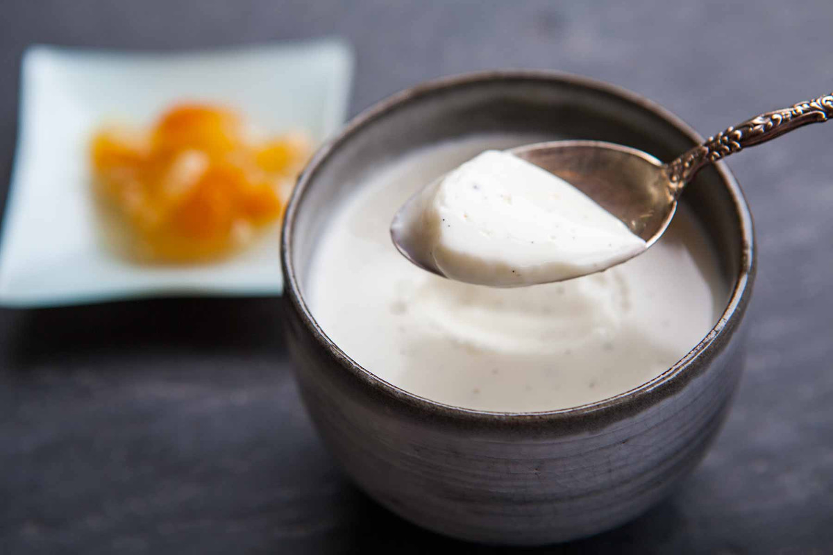 Sữa bơ đơn giản là chất lỏng còn sót lại từ quy trình làm bơ theo cách truyền thống. Đây là thức uống sữa lên men chủ yếu được tiêu thụ ở Ấn Độ, Nepal và Pakistan. Tuy nhiên cần phân biệt chỉ có sản phẩm truyền thống mới có chứa probiotics, còn các sản phẩm trong các siêu thị của Mỹ hầu như không có bất kỳ lợi ích probiotic nào.