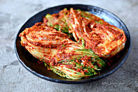 Kimchi là một món ăn cay Hàn Quốc, thường được làm từ bắp cải lên men. Bạn cũng có thể sử dụng các loại rau củ khác cho món ăn này. Kim chi có chứa nhiều vi khuẩn acid lactic, đặc biệt là Lactobacillus kimchii, rất có lợi cho sức khỏe tiêu hóa.