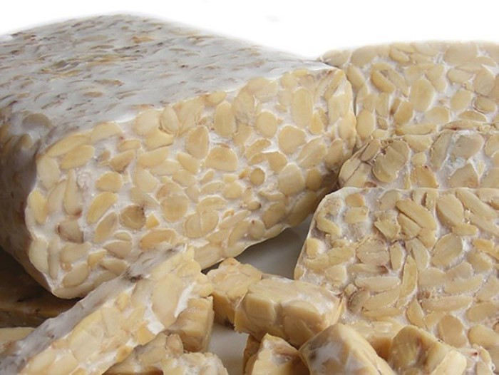 Tempeh là một sản phẩm đậu nành lên men, được sử dụng như một thực phẩm thay thế cho protein từ thịt. Nó chứa một lượng khá nhiều vitamin B12, một chất dinh dưỡng được tìm thấy chủ yếu trong các sản phẩm động vật.