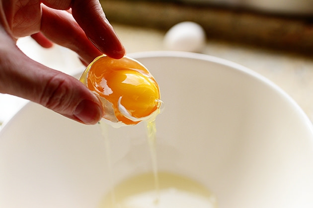 Bạn chỉ cần thoa hỗn hợp trên lên vùng ria mép cần triệt rồi để khô tầm 20 phút, sau đó dùng tay kéo nhanh lớp mặt nạ này ra. Thực hiện 2 lần/tuần để có kết quả như ý. Ảnh diendanamthuc.