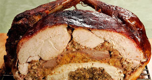 Bạn chắc chắn sẽ thích thú khi được thưởng thức thịt lạc đà nướng và các thành phẩn nhồi bên trong.