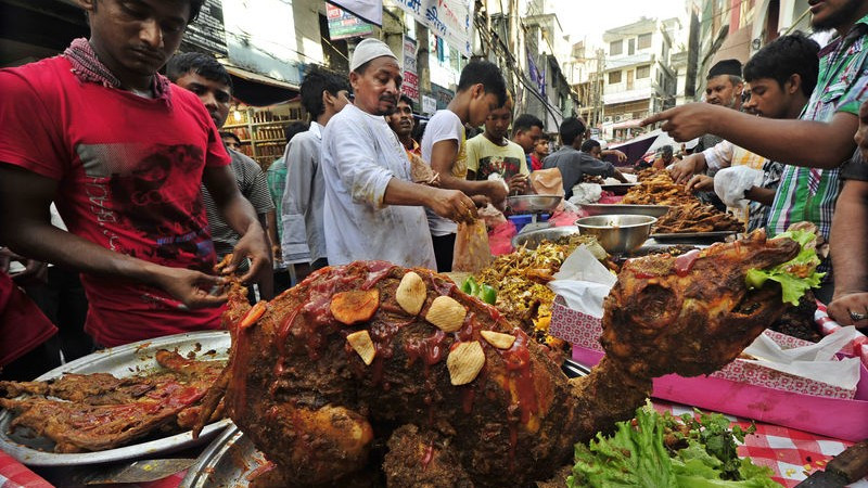 Thành phần chính của món ăn này bao gồm lạc đà, một con cừu, 20 con gà, trứng luộc, cá và cơm. Để nấu ăn, họ nhồi toàn bộ các thành phần nguyên liệu này vào trong con lạc đà và đem quay. Đây là một trong những món ăn tuyệt vời nhất trên toàn cầu.