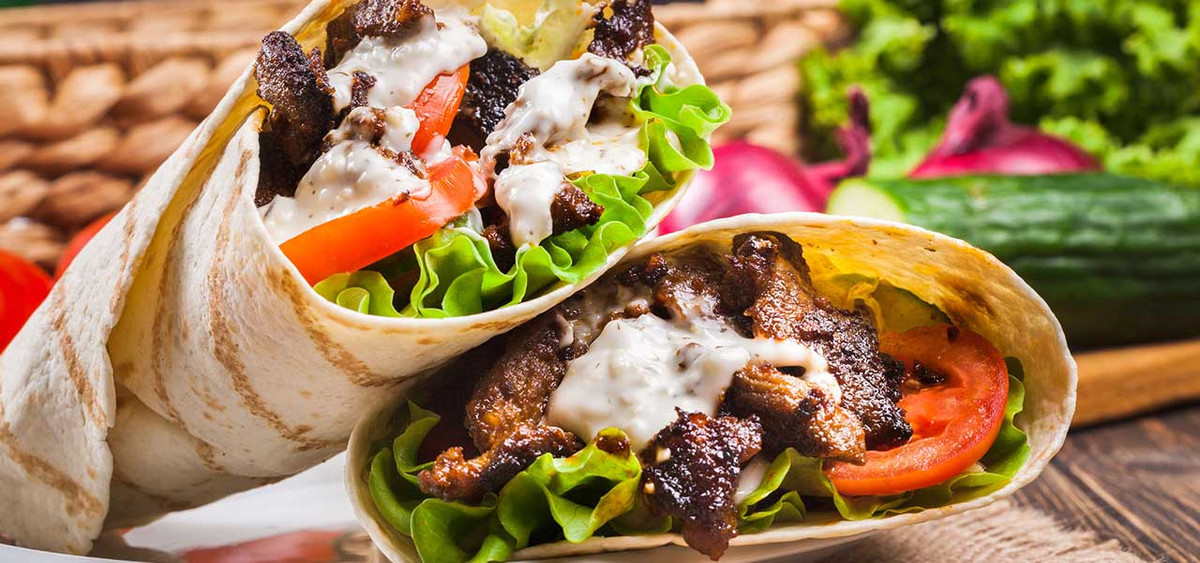 Món ăn này giống như món thịt nướng kebab. Người ta sẽ trộn thịt nướng cùng sốt tỏi, dưa chua, khoai tây chiên và cà chua và bọc nó trong bánh mỳ dạng lá mỏng kiểu Ả Rập. Hương vị và cách chế biến mỗi nơi có thể khác nhau đôi chút, nhưng món ăn này chưa bao giờ giảm nhiệt về mức độ phổ biến và nhu cầu của thực khách.