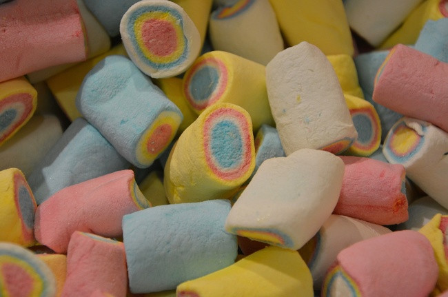 Kẹo dẻo marshmallows không dành cho người ăn chay Kẹo dẻo mềm marshmallows có chứa gelatin được làm từ da và xương của động vật. Các thành phần được đun sôi và sau đó bổ sung tinh bột và chất làm ngọt. Vì vậy, nếu bạn ăn chay thì trước khi bạn ăn bất kỳ sản phẩm nào làm từ gelatin, hãy nhớ nó được làm từ nguyên liệu gì.