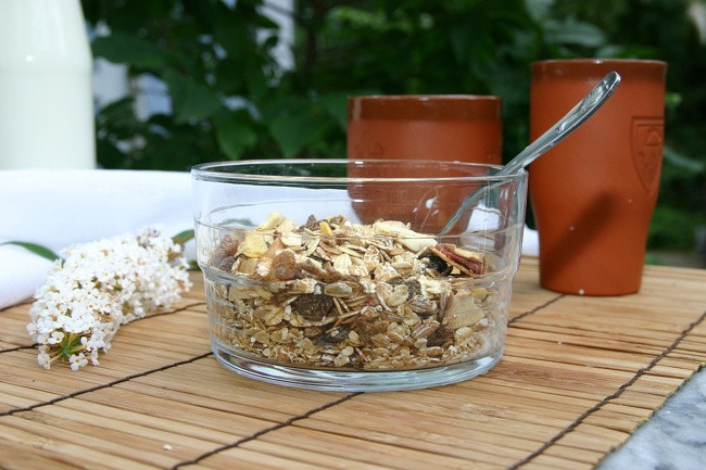 Mảnh yến mạch không phải là sản phẩm tự nhiên 100% Nhiều người nghĩ rằng bột yến mạch dạng hạt mảnh rất tốt cho sức khỏe. Trong thực tế, để làm khô yến mạch nhanh hơn, đôi khi người ta phải sử dụng hóa chất. Trong năm 2010, ở Mỹ, đã có một vụ kiện chống lại một công ty nổi tiếng sản xuất bột yến mạch hạt mảnh. Nó chứa các thành phần nguy hiểm cho sức khỏe của con người như chất béo trans. Công ty bị cáo buộc là quảng cáo sai sự thật.