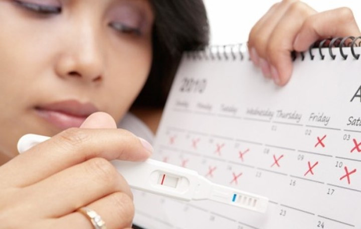 Kinh nguyệt bất thường: Khi phụ nữ cố gắng giảm cân nhanh chóng bằng cách ăn rất ít thực phẩm hoặc chỉ ăn trái cây và rau quả cả ngày, nó có thể ảnh hưởng đến chu kỳ kinh nguyệt và khả năng sinh sản của họ. Khi cơ thể không nhận đủ chất dinh dưỡng, phụ nữ sẽ mất cân bằng nội tiết tố, dẫn đến những bất thường trong chu kỳ kinh nguyệt.