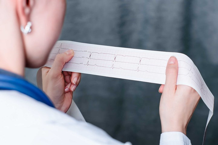 Bệnh tim: Khi cơ thể không có đủ chất dinh dưỡng, do mọi người ăn rất ít hoặc nhịn ăn để giảm cân nhanh chóng, huyết áp sẽ trở nên rất thấp. Khi huyết áp thấp, tim sẽ phải làm việc nhiều hơn để bơm máu đến các bộ phận khác nhau của cơ thể. Điều này có thể gây ra một số bệnh tim và cũng có thể gây suy tim.