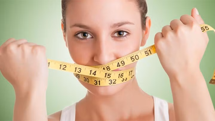 Mất cơ bắp: Một số người muốn giảm cân nhanh thường nhịn đói hoàn toàn và tập thể dục. Họ có thể giảm cân nhanh nhưng cùng với đó họ cũng có thể bị mất cơ. Điều này xảy ra khi cơ thể bị bỏ đói, cơ thể bắt đầu sử dụng hết các cơ cho năng lượng và dẫn đến tình trạng mất cơ nguy hiểm!