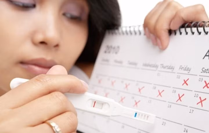 Kinh nguyệt bất thường: Khi phụ nữ cố gắng giảm cân nhanh chóng bằng cách ăn rất ít thực phẩm hoặc chỉ ăn trái cây và rau quả cả ngày, nó có thể ảnh hưởng đến chu kỳ kinh nguyệt và khả năng sinh sản của họ. Khi cơ thể không nhận đủ chất dinh dưỡng, phụ nữ sẽ mất cân bằng nội tiết tố, dẫn đến những bất thường trong chu kỳ kinh nguyệt.