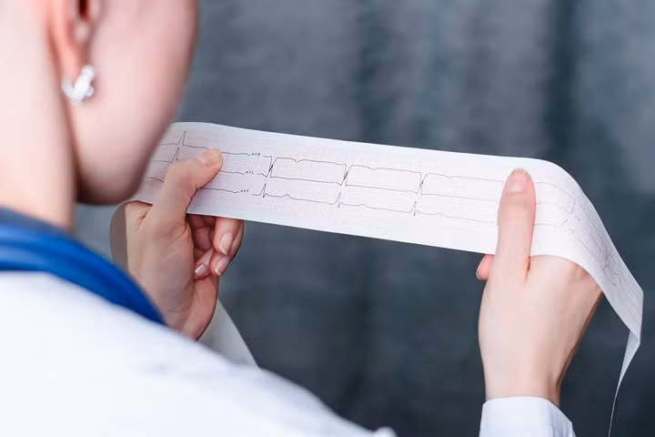 Bệnh tim: Khi cơ thể không có đủ chất dinh dưỡng, do mọi người ăn rất ít hoặc nhịn ăn để giảm cân nhanh chóng, huyết áp sẽ trở nên rất thấp. Khi huyết áp thấp, tim sẽ phải làm việc nhiều hơn để bơm máu đến các bộ phận khác nhau của cơ thể. Điều này có thể gây ra một số bệnh tim và cũng có thể gây suy tim.