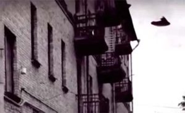 Sergey nói với Tiến sĩ rằng ông được sinh ra ở Kiev vào năm 1932, năm nay 25 tuổi và cảm thấy kì quặc khi mọi thứ xung quanh đã đổi khác và người ta cứ nói rằng đã là năm 2006. Theo Sergey, đó là một ngày nghỉ, anh đã nghĩ đến việc bước ra khỏi nhà đi bộ và chụp vài bức ảnh trong trung tâm thành phố. Sergey cầm máy ảnh lên và đi ra ngoài.