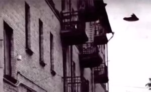 Sergey nói với Tiến sĩ rằng ông được sinh ra ở Kiev vào năm 1932, năm nay 25 tuổi và cảm thấy kì quặc khi mọi thứ xung quanh đã đổi khác và người ta cứ nói rằng đã là năm 2006. Theo Sergey, đó là một ngày nghỉ, anh đã nghĩ đến việc bước ra khỏi nhà đi bộ và chụp vài bức ảnh trong trung tâm thành phố. Sergey cầm máy ảnh lên và đi ra ngoài.