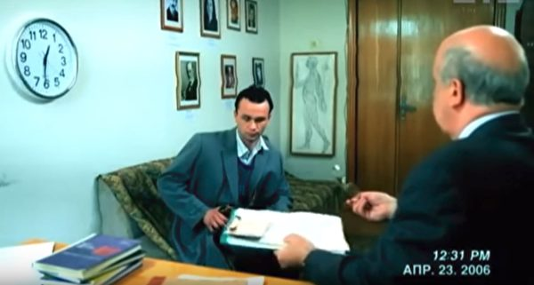 Tức là, trước mặt hai viên cảnh sát là một người 74 tuổi trong hình dáng của một thanh niên mới ở độ tuổi đôi mươi. Họ nghĩ rằng Sergei có vấn đề về thần kinh và đã đưa anh ta đến Bệnh viện Tâm thần Kiev, đồng thời mời nhà tâm lý học, tiến sĩ Pablo Krutikov đến giúp đỡ xem xét vấn đề và tiến hành một cuộc điều tra.