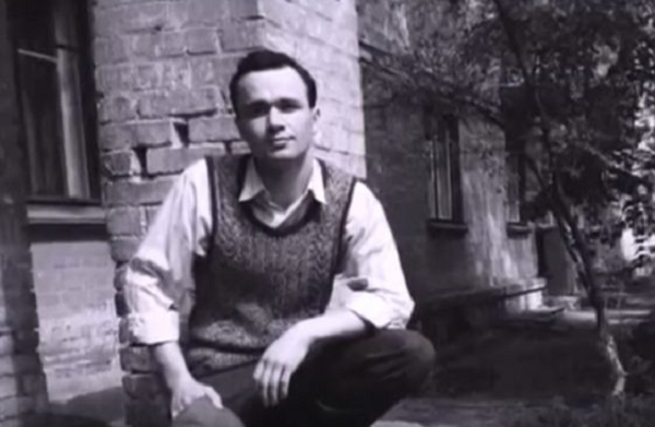 Sau khi đi được vài bước anh đã nhìn thấy một vật thể bay kỳ lạ trên bầu trời, giống như một chiếc đồng hồ lớn kỳ lạ, trôi nổi. Đó là lần đầu tiên Sergey nhìn thấy vật thể bay kỳ lạ như vậy và đã tiếp cận nó để chụp ảnh. Sergey yêu cầu vị tiến sĩ kiểm tra cuộn phim để chứng minh điều ông nói đó là sự thật.