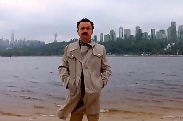 Đó là loại máy ảnh Yashimaflex, được sản xuất bởi Tập đoàn Yashima của Nhật Bản. Cũng có những nhiếp ảnh gia có sở thích sưu tập máy ảnh cũ, nhưng mức độ bảo quản không tốt bằng chiếc máy của Sergey, vì máy ảnh của anh ta gần như mới tinh.