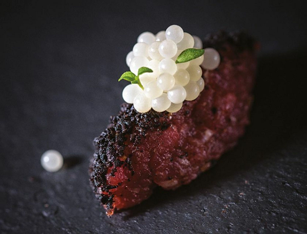 Trứng cá tầm bạch tạng cũng có nhiều loại, tuỳ vào màu sắc, chất lượng và cả độ hiếm mà giá cả có sự chênh lệch rất khác nhau. Trứng cá có thể ở dạng tươi hoặc đã thanh trùng, việc thanh trùng sẽ làm giảm giá trị kinh tế cũng như mùi vị của nó.