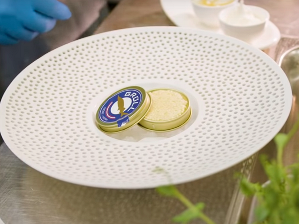 Trứng cá muối bạch tạng Beluga của Iran đã được kỷ lục Guinness thế giới công nhận là thực phẩm đắt nhất thế giới.