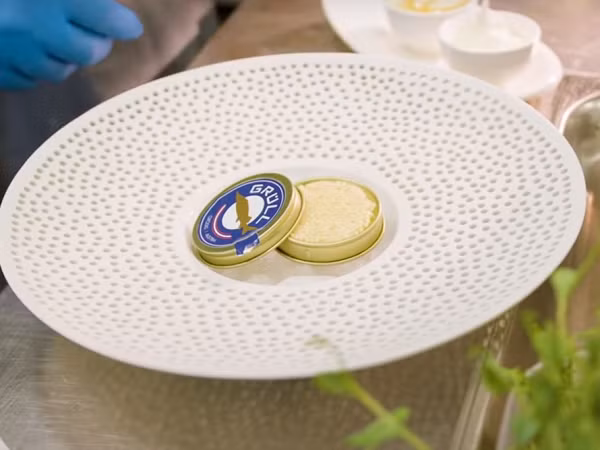 Trứng cá muối bạch tạng Beluga của Iran đã được kỷ lục Guinness thế giới công nhận là thực phẩm đắt nhất thế giới.