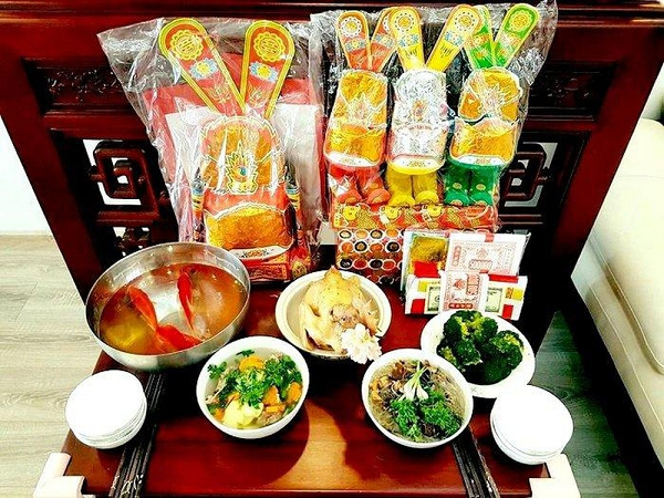 ...Tương truyền rằng, cá chép khi muốn trở thành con rồng phải qua 3 kỳ thi. Mỗi kỳ thi như vậy là lên gần trời hơn một chút, phải qua những ghềnh thác cao. Bài thứ nhất là phải búng đuôi qua một cái thác cao, hiểm trở...