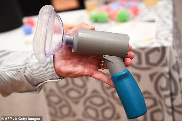 Phát minh máy OPTEEV Freedom của ViraWarn là một thiết bị phân tích hơi thở phát hiện COVID-19 cầm tay rất được quan tâm tại Triển lãm Điện tử Tiêu dùng 2022. Nó còn phát hiện được virus gây bệnh cúm và một số loại virus khác.